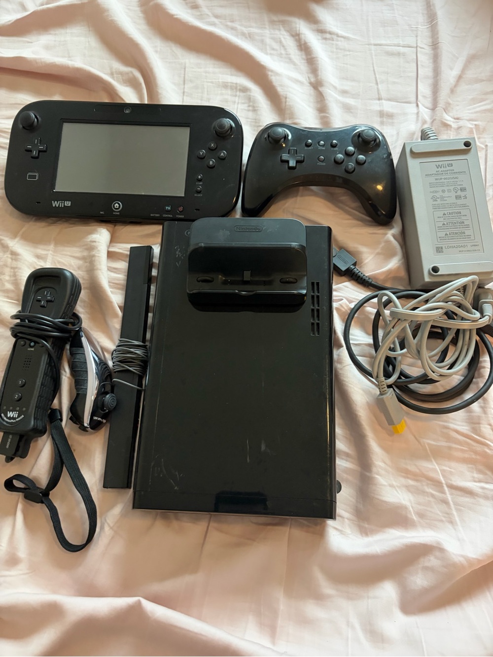 Nintendo Wii U 32GB Black Console + GamePad & Game Controller & Wii Mote Works